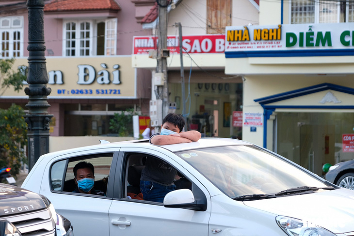 Du khách đông kỷ lục, Lâm Đồng hỏa tốc kêu gọi dân Đà Lạt đi xe 2 bánh - Ảnh 1.