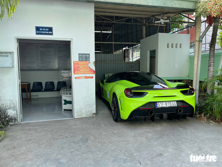 Vụ tài xế xe siêu sang Ferrari lăng mạ CSGT: Người được về, xe ở lại - Ảnh 2.