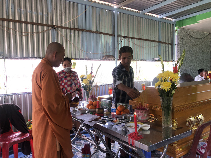 Ăn cháo gà để qua đêm, 2 cháu bé chết thương tâm nghi do ngộ độc thực phẩm - Ảnh 1.