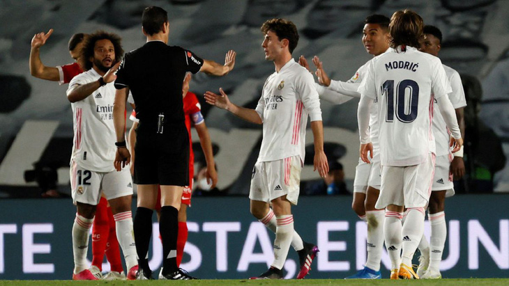 Hòa Sevilla 2-2, Real Madrid mất quyền tự quyết trong cuộc đua vô địch - Ảnh 3.