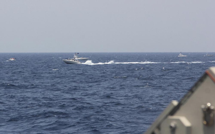 Tàu Mỹ bắn cảnh cáo hơn chục tàu Iran ở Hormuz