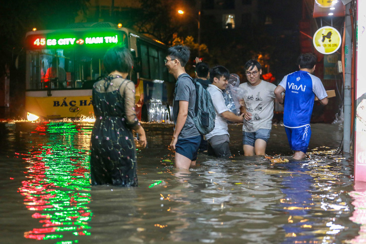 Nhiều tuyến phố Hà Nội ngập ngang bụng sau cơn mưa dông - Ảnh 3.
