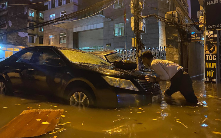 Nhiều tuyến phố Hà Nội ngập ngang bụng sau cơn mưa dông