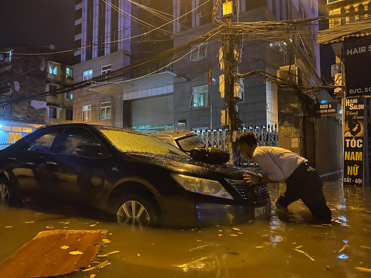 Nhiều tuyến phố Hà Nội ngập ngang bụng sau cơn mưa dông - Ảnh 2.