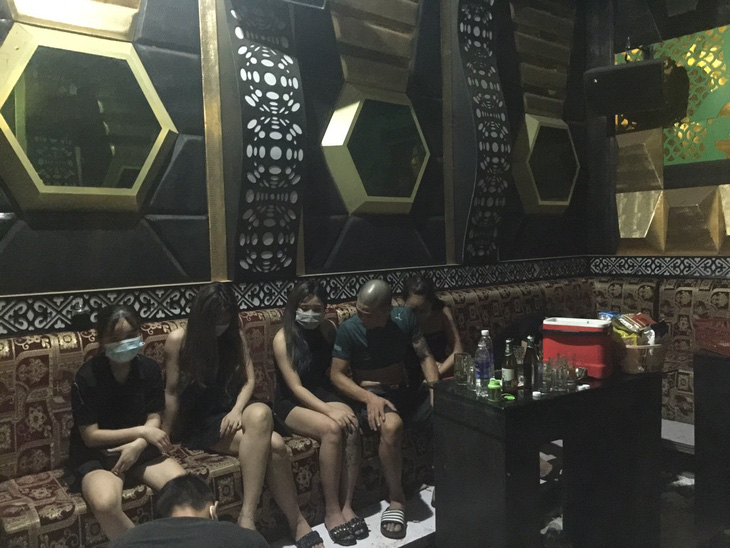 Thu giấy phép quán karaoke để 4 đôi nam nữ phê ma túy, nhảy múa giữa dịch - Ảnh 1.