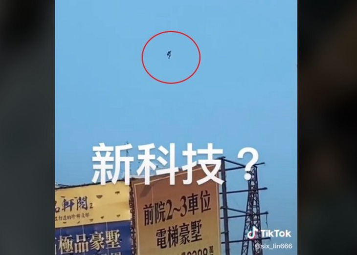 Iron Man bí ẩn, bay lơ lửng giữa trời khiến dân Đài Loan xôn xao - Ảnh 1.