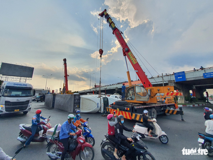 Người đi đường kinh hồn bạt vía với xe container lật ở cầu vượt Bình Phước - Ảnh 4.