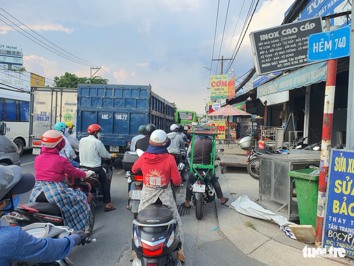 Người đi đường kinh hồn bạt vía với xe container lật ở cầu vượt Bình Phước - Ảnh 5.