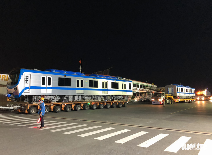 Suốt đêm đoàn xe siêu trường, siêu trọng mang các toa tàu metro đến với depot Long Bình - Ảnh 7.