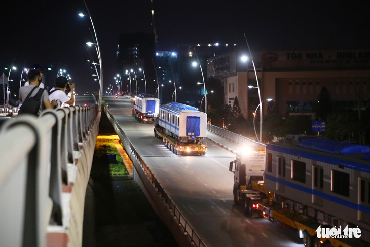 Suốt đêm đoàn xe siêu trường, siêu trọng mang các toa tàu metro đến với depot Long Bình - Ảnh 2.