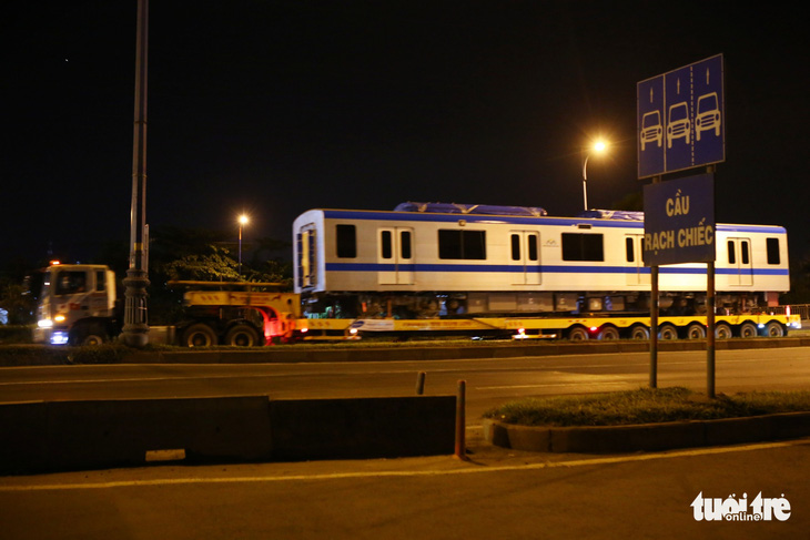 Suốt đêm đoàn xe siêu trường, siêu trọng mang các toa tàu metro đến với depot Long Bình - Ảnh 10.