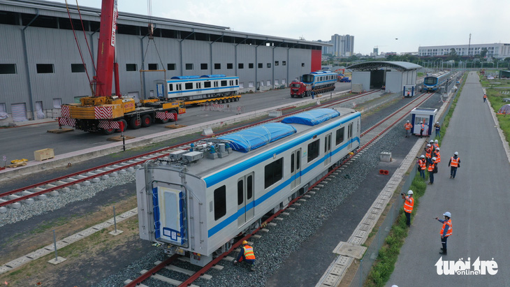 Đoàn tàu metro đã được đặt lên đường ray depot Long Bình - Ảnh 2.
