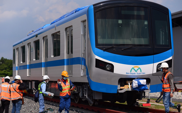 Đoàn tàu metro đã được đặt lên đường ray depot Long Bình