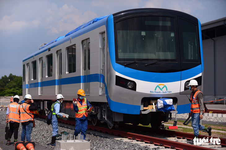 Đoàn tàu metro đã được đặt lên đường ray depot Long Bình - Ảnh 3.