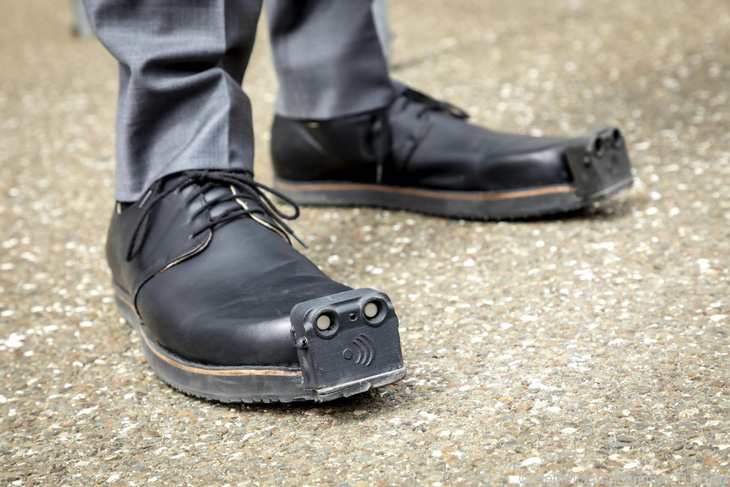 Giày tích hợp trí tuệ nhân tạo giúp người khiếm thị tránh chướng ngại vật - Ảnh 1.