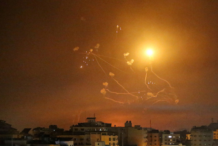 Israel và Hamas tiếp tục hàng trăm đợt không kích trên dải Gaza - Ảnh 1.