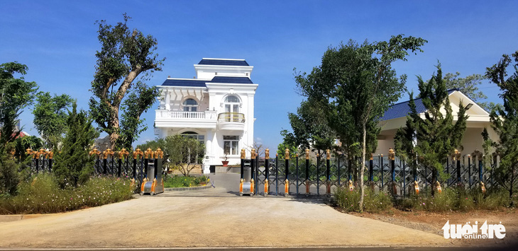 Tháo dỡ biệt thự khủng xây không phép, kiểm điểm Văn phòng đăng ký đất đai Bảo Lộc - Ảnh 1.