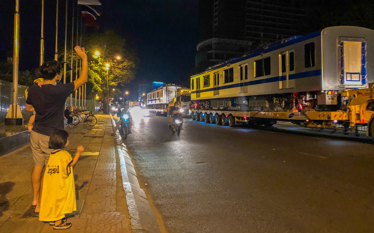 Người dân thức đêm xem vận chuyển tàu metro