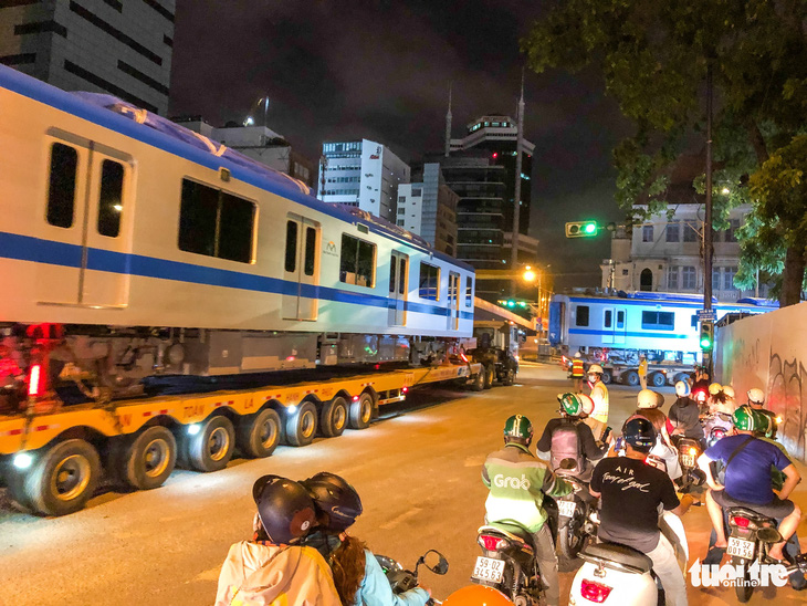 Người dân thức đêm xem vận chuyển tàu metro - Ảnh 8.