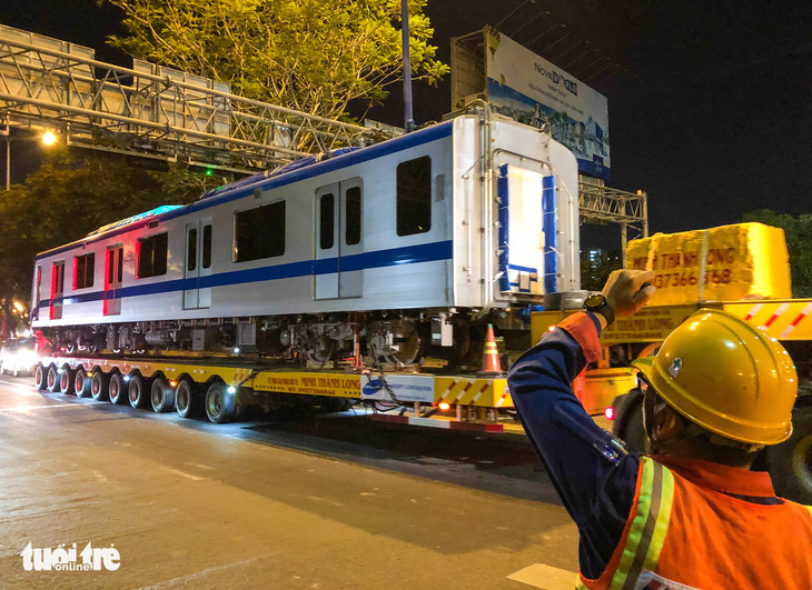 Người dân thức đêm xem vận chuyển tàu metro - Ảnh 13.