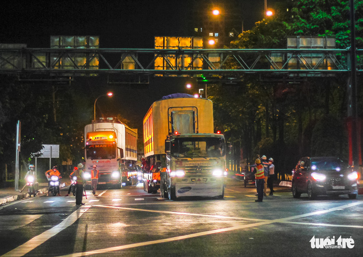 Người dân thức đêm xem vận chuyển tàu metro - Ảnh 12.