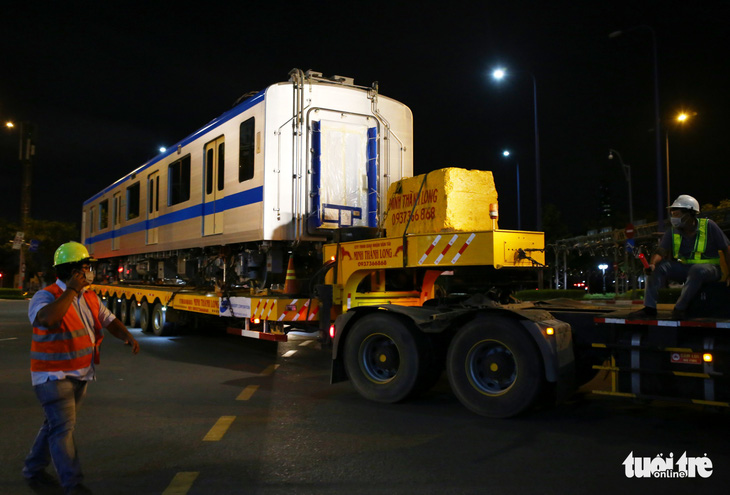 Người dân thức đêm xem vận chuyển tàu metro - Ảnh 7.