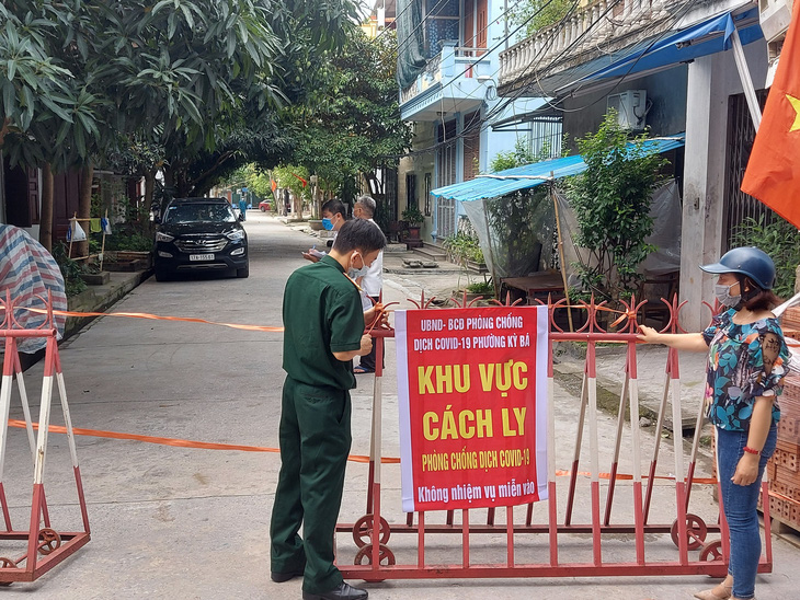 4 sinh viên mắc COVID-19 sau khi thực tập ở bệnh viện - Ảnh 1.