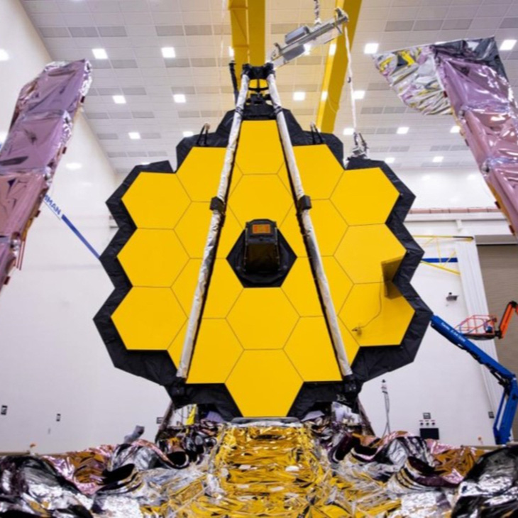 Kính thiên văn khổng lồ James Webb mở gương thành công, sẵn sàng vào không gian - Ảnh 1.