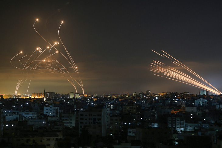 Video lá chắn Vòm Sắt của Israel đánh chặn rocket từ Dải Gaza - Ảnh 4.