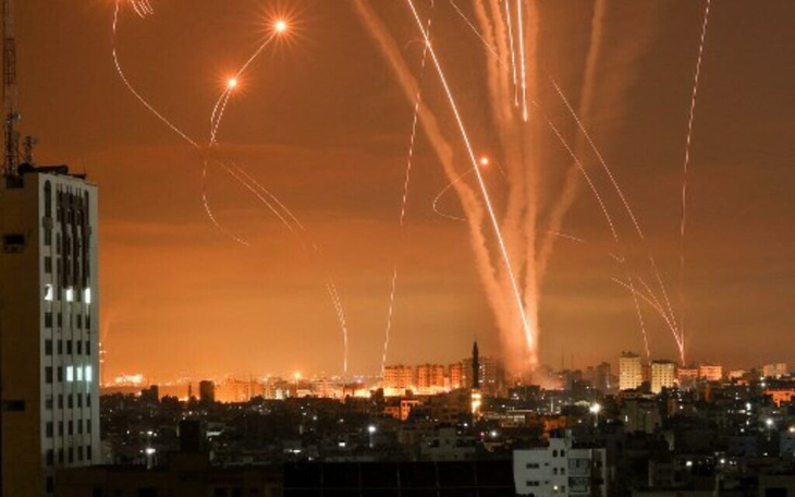 Video lá chắn Vòm Sắt của Israel đánh chặn rocket từ Dải Gaza - Ảnh 3.