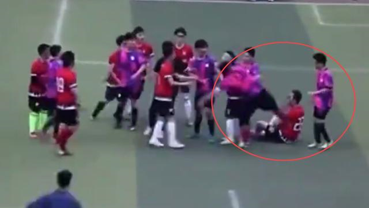Cầu thủ Trung Quốc phạm lỗi thô bạo, giẫm lên đối thủ, tát một cầu thủ khác - Ảnh 4.