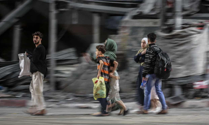 Israel không kích, thương vong ở Dải Gaza lên đến gần 1.000 người - Ảnh 1.