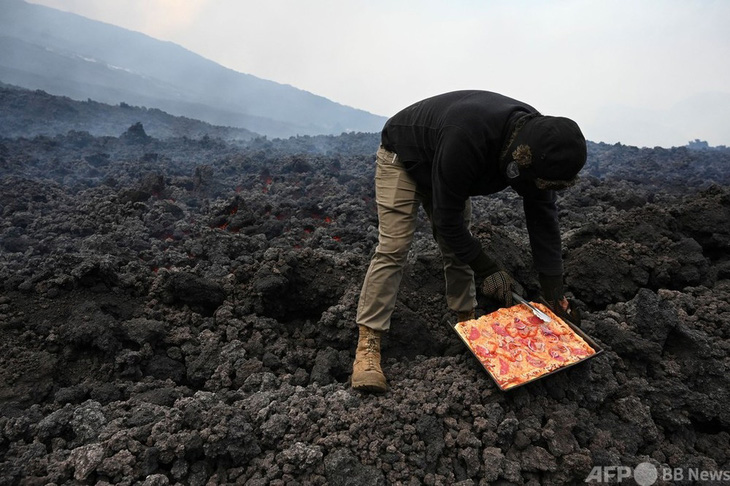 Bánh pizza nướng bằng hơi nóng dung nham núi lửa - Ảnh 1.