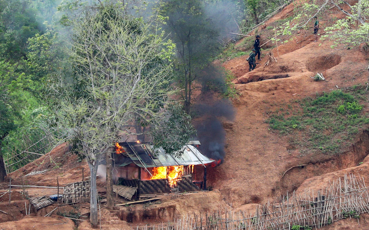 Quân đội Myanmar tấn công phiến quân, 20 ngàn dân mắc kẹt trong lửa đạn