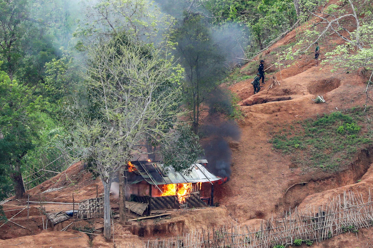 Quân đội Myanmar tấn công phiến quân, 20 ngàn dân mắc kẹt trong lửa đạn - Ảnh 1.