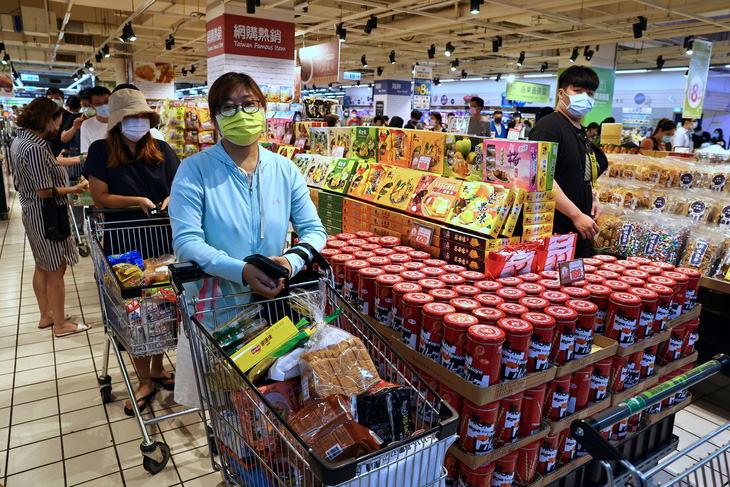 Đài Loan nhiều ca nhiễm, dân ra siêu thị vét hàng sạch kệ - Ảnh 4.