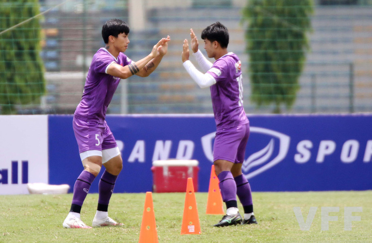 Văn Hậu được ông Park cho tập khởi động cùng đội tuyển Việt Nam - Ảnh 1.