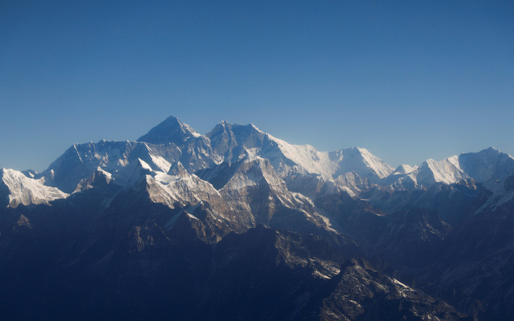 Trung Quốc cấm leo núi Everest vì dịch COVID-19