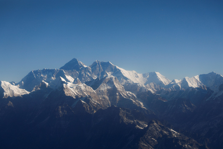 Trung Quốc cấm leo núi Everest vì dịch COVID-19 - Ảnh 1.