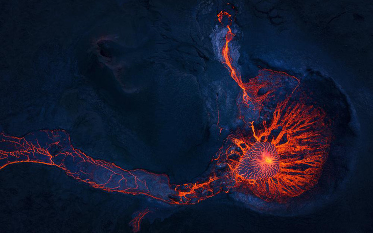 Ảnh núi lửa thức giấc sau 6.000 năm, phun dung nham đỏ rực