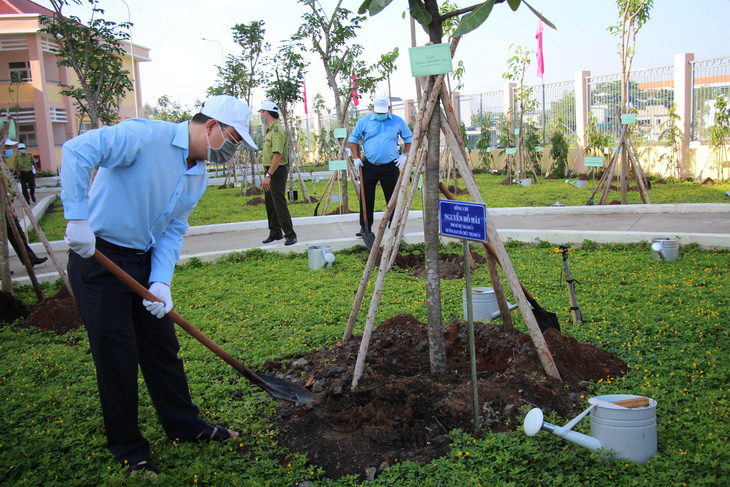 Lãnh đạo TP.HCM trồng cây nhân kỷ niệm 131 năm ngày sinh Bác Hồ - Ảnh 3.