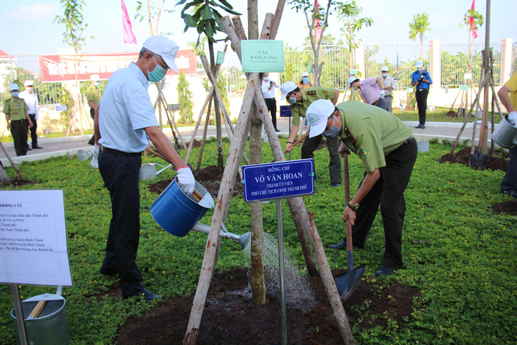 Lãnh đạo TP.HCM trồng cây nhân kỷ niệm 131 năm ngày sinh Bác Hồ - Ảnh 2.