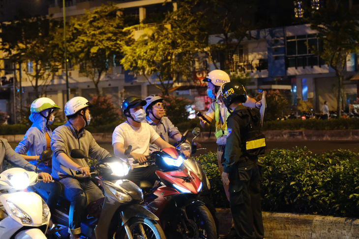 Cảnh sát giao thông tăng cường xử phạt vi phạm phòng chống dịch COVID-19 - Ảnh 1.