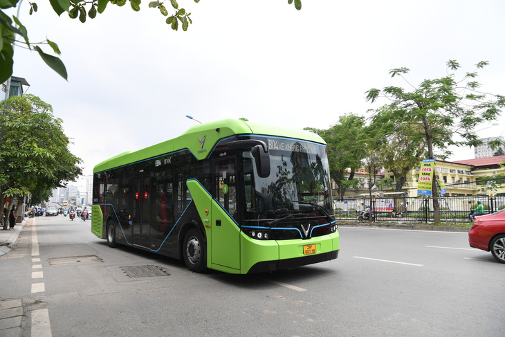 Buýt điện VinBus chạy thử ngoài phố ở Hà Nội - Ảnh 2.
