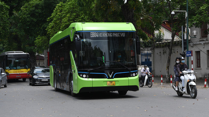 Buýt điện VinBus chạy thử ngoài phố ở Hà Nội - Ảnh 1.