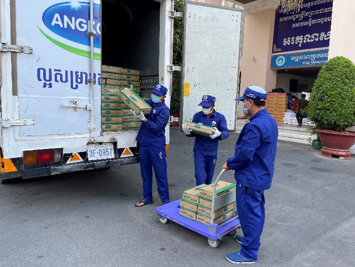 Angkormilk tặng 48.000 sản phẩm sữa hỗ trợ người dân vùng đỏ trong dịch COVID-19 - Ảnh 2.