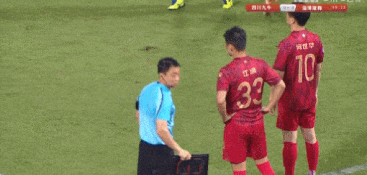 Triệu phú Trung Quốc mua đội bóng rồi ép HLV để con trai nặng 126kg đá chính - Ảnh 2.