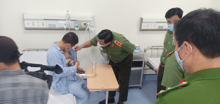 Giám đốc Công an Hà Nội đến bệnh viện trao giấy khen cho tài xế taxi bắt cướp - Ảnh 1.