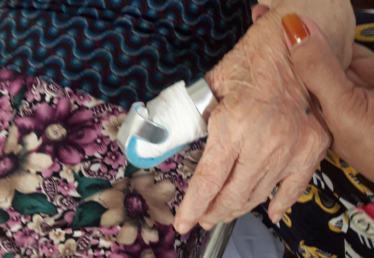 Phó giám đốc Bệnh viện Lê Văn Việt xin lỗi sau vụ đứt ngón tay bệnh nhân 80 tuổi - Ảnh 1.
