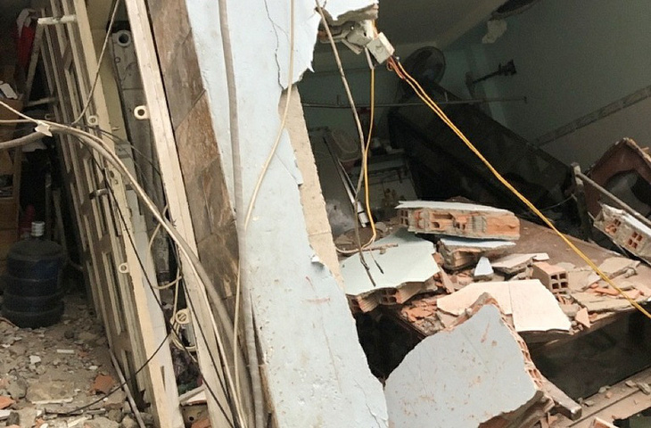 8 căn nhà ven kênh ở quận 8 bị lún, sập khiến 2 người bị thương - Ảnh 1.